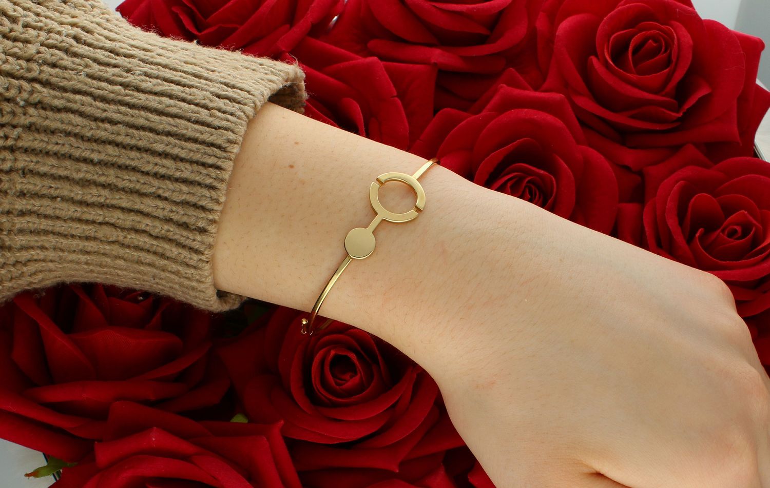 Bransoleta złota spłaszczone kółko pr 585, B OZ 1988 Złota bransoletka wykonana z 14 karatowego żółtego złota. Bransoletka to idealny pomysł na prezent. Złota bransoletka sztywna z modnym wzorem.1.jpg